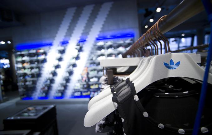 Iz poliestra in drugih plastičnih mas so izdelana številna Adidasova športna oblačila in športni copati, žoge in specializirana športna oprema.  | Foto: Reuters