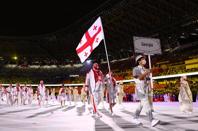 Nino Salukvadze | Gruzijska strelka nastopa na devetih olimpijskih igrah, na letošnjem odprtju ji je pripadla čast zastavonoše. | Foto Reuters