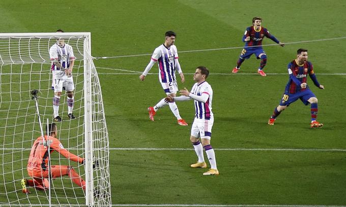 Veselje Lionela Messija in Riquija Puiga po zadetku Ousmaneja Dembeleja, ki je odločil zmagovalca "kontroverzne" tekme na Camp Nouu. | Foto: Reuters