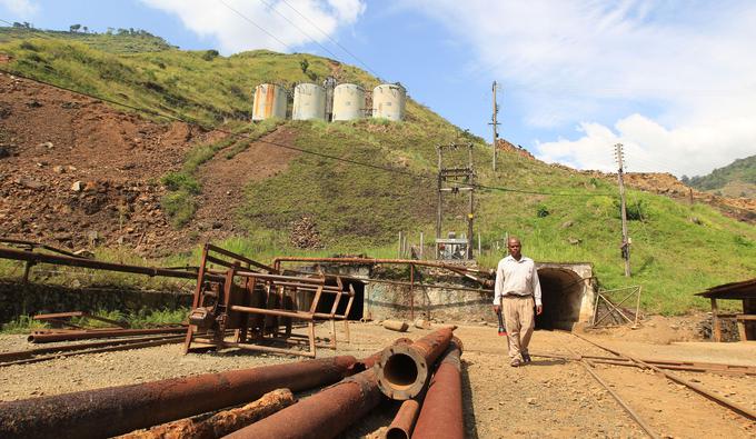 V Kongu in nekaterih drugih s kobaltovo rudo bogatih afriških državah, na primer v Ugandi, medtem že več let potekajo prizadevanja različnih nepolitičnih združenj in mednarodnih organizacij za odprtje novih rudnikov in ponoven zagon nekaterih opuščenih, kot je tale na fotografiji. | Foto: Reuters
