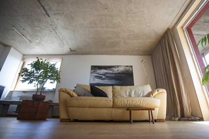 V spomin na motoristične poti stanovalke je v stanovanju svoje mesto našel oluščen betonski strop (foto: Janez Marolt). | Foto: 