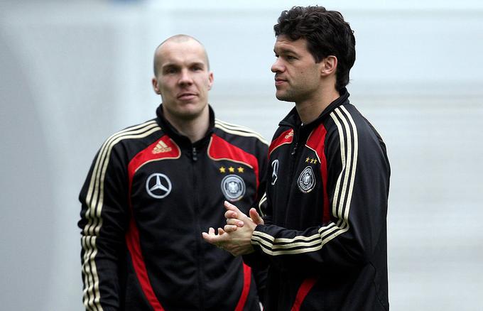 V družbi takratnega zvezdnika svetovnega nogometa Michaela Ballacka na treningu nemške reprezentance. | Foto: Getty Images