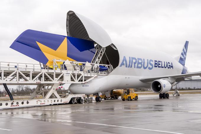 V belugi na montažne linije pripeljejo tudi krila repa največjega potniškega letala na svetu, airbusa A380. V tem velikem trupu letijo tudi največji sestavni deli za serije potniških letal A320 in širokotrupnega A330 ter čisto novega A350 XWB. | Foto: Airbus