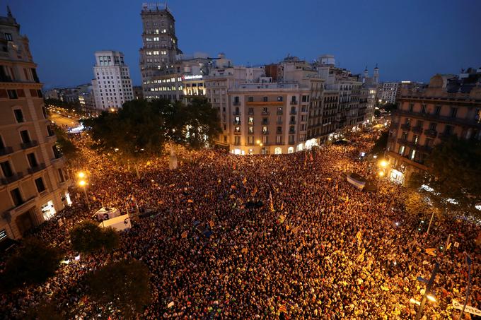 Zaradi aretacij katalonskih visokih uradnikov so se množice Kataloncev zgrnile na barcelonske ulice. | Foto: Reuters