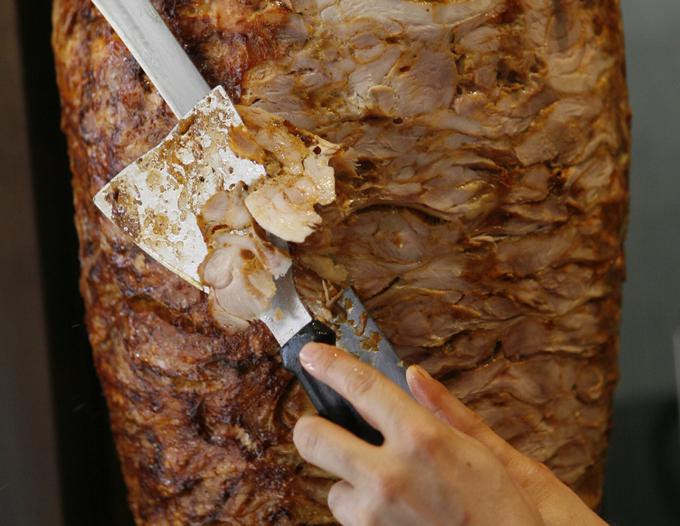 Sporno meso so poleg Poljske odkrili v 13 članicah EU. | Foto: Reuters