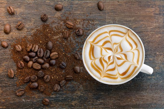 Čeprav se zmanjšanje količine sive možganovine zaradi kofeina, ki ga poleg kave najdemo tudi v kolah in energetskih pijačah, na prvi pogled sliši skrb zbujajoče, znanstveniki univerze v švicarskem Baslu in tamkajšnje univerzitetne psihiatrične bolnišnice močno poudarjajo, da iz tega ni mogoče sklepati o negativnem učinku kofeina na možgane. | Foto: Thinkstock