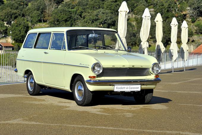 Opel kadett A karavan iz leta 1963 je že imel celo tretjo sedežno vrsto, velike steklene površine in sodoben vodno hlajen bencinski motor z 993 kubičnimi centimetri.  | Foto: Jure Gregorčič
