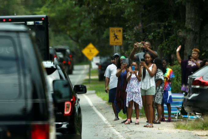 Vsakodnevni prizor na Martha's Vineyard te dni: ko se predsedniška družina kam odpravi, jih spremlja kolona vozil z agenti tajne službe. | Foto: Reuters