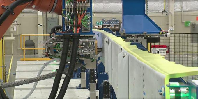 Računalniško vodeni robot je izdelal prvo luknjo v 33-metrsko krilo iz kompozitnih materialov. | Foto: Boeing