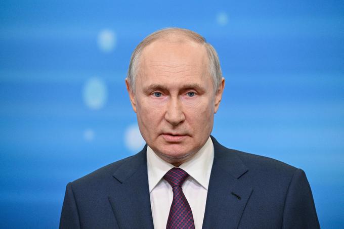 Putinov nagovor je bil poln domoljubne retorike. Putin je pohvalil "mlade, izkušene strokovnjake in kolektive" v ruskih podjetjih, rekoč, da so dosegli rast proizvodnje v najpomembnejših sektorjih za državo − tako civilnih kot vojaških, navaja britanski BBC. | Foto: Reuters