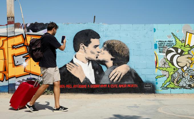 Grafit v Barceloni, ki prikazuje zavezništvo med Pedrom Sanchezom in Carlesom Puigdemontom. | Foto: Reuters