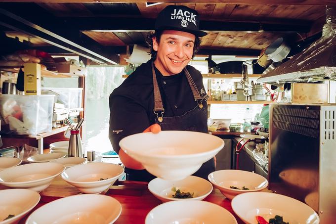 "Chefi radi uporabljamo manj prepoznavne kose govedine, ki jih nekateri mesarji celo zavržejo," pove Ivo Tomšič, vodja restavracije Sorbara Steak House. | Foto: Marko Ocepek