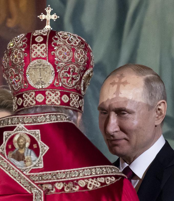 Tako Putin kot patriarh Kiril sta se rodila v Leningradu (zdaj Sankt Peterburgu). Veliko vprašanje je, ali je nekdanji pripadnik KGB Putin res tako globoko veren, kot se predstavlja Rusom, dejstvo pa je, da Putin zelo podpira Rusko pravoslavno cerkev. Ta se je v času njegovega vladanja zelo okrepila, tudi gmotno. Cerkev njegovo podporo vrača s tem, da podpira njegovo vladanje Rusiji. Na fotografiji: patriarh Kiril in Putin med velikonočno mašo v stolnici Kristusa Odrešenika aprila 2019. | Foto: Guliverimage/Vladimir Fedorenko
