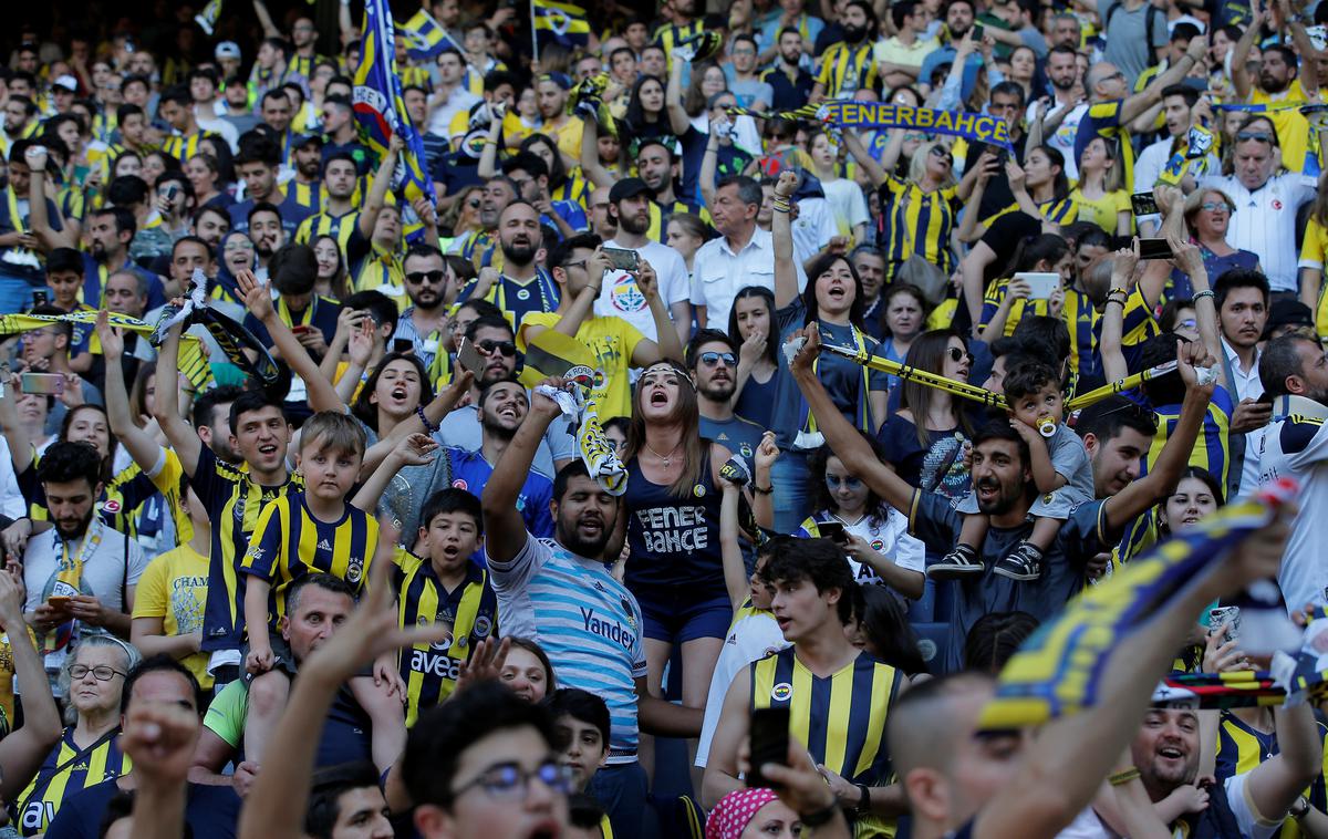 Fenerbahče | Turški nogometni velikan Fenerbahče bo zaradi neprimernih vzklikov njihovih navijačev moral seči globoko v žep.  | Foto Reuters