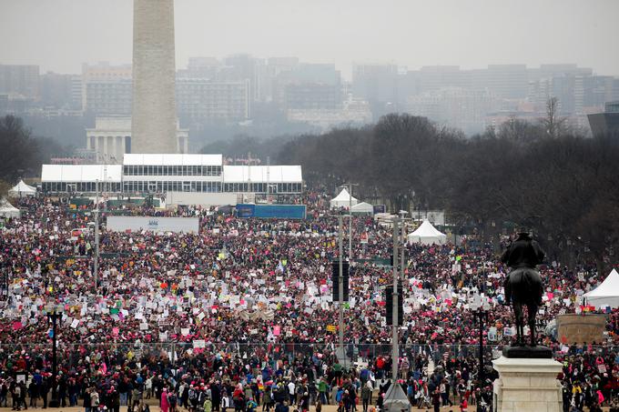 Številne udeleženke, ki so ulice Washingtona s svojimi kapami spremenile v rožnati val, nosijo transparente z napisi "drži svoje male roke stran od mene" ali "dvigni se, ljubi, upri se".  | Foto: Reuters