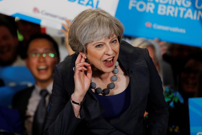 Konservativci, ki jih vodi Theresa May, so izgubili absolutno večino v parlamentu, kažejo rezultati vzporednih volitev. | Foto: Reuters