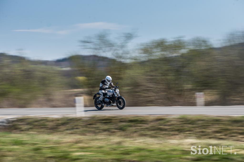 Javna agencija RS za varnost prometa (AVP) : Ne prehitevajte življenja! Motorist za vedno.