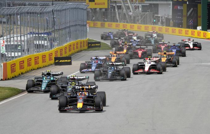 Verstappen je na štartu zadržal vodstvo, Hamilton pa je prehitel Alonsa. | Foto: Reuters