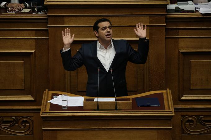 Najhujši izgredi so se dogajali ravno v času, ko je v parlamentu za govorniško mizo nastopal primer Aleksis Cipras, ki je v nasprotju s svojimi predvolilnimi obljubami zagovarjal varčevanje. | Foto: Reuters