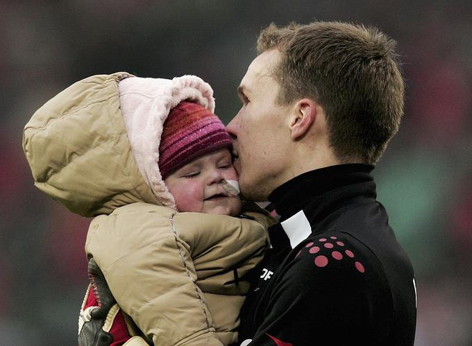 Srečni Robert Enke v objemu svoje hčerke Lare. | Foto: Getty Images