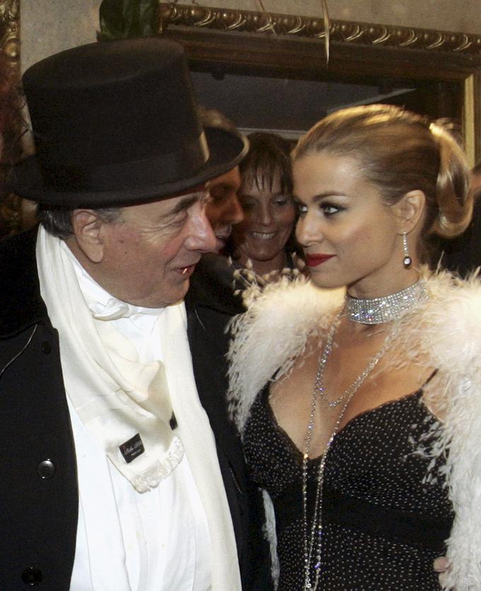 Po Pameli Anderson je Lugner na ples pripeljal še eno nekdanjo obalno stražarko. Carmen Electra mu je delala družbo leta 2006. | Foto: Reuters