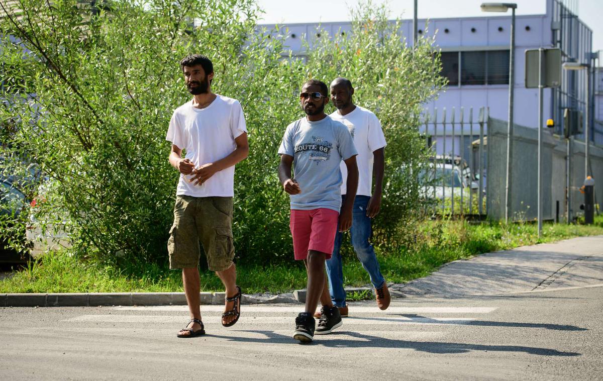 Azilni dom na Viču | Prvič je za azil v državah EU junija zaprosilo tudi 2.975 mladoletnikov brez spremstva, večinoma iz Sirije (980) in Afganistana (910). Države, ki so prejele največ prošenj mladoletnikov, so bile Nemčija (805), Avstrija (570) in Nizozemska (445). V Sloveniji primerov prošenj mladoletnikov brez spremstva junija niso zabeležili. | Foto STA