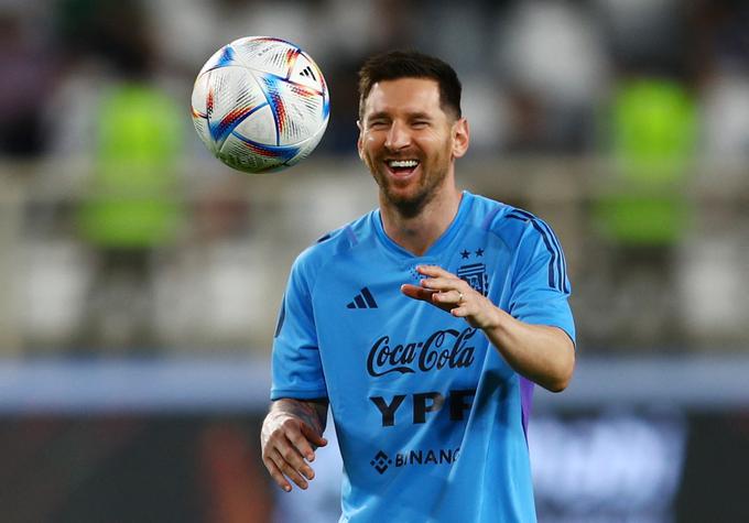 Lionel Messi je bil sproščen in nasmejan na tekmi z Emirati. | Foto: Reuters