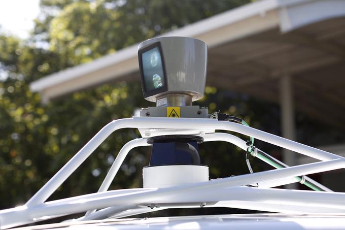 Različni senzorji v avtu, kot je tale na fotografiji, bodo spremljali prometne razmere in po potrebi prilagajali hitrost. | Foto: Reuters