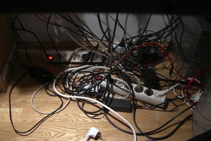 V mnogo gospodinjstvih je omrežna oprema zvita med računalniške kable in brcnjena pod mizo. Za kakovost brezžičnega signala je takšna postavitev daleč od optimalne.  | Foto: Thinkstock