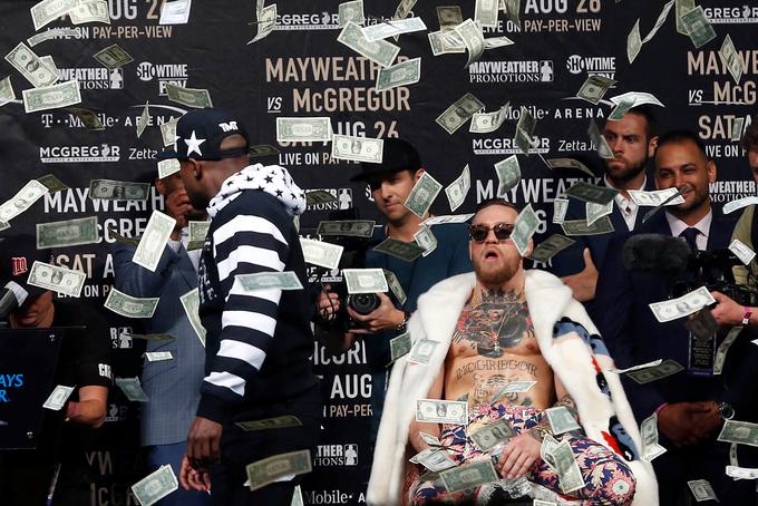 Med triletnim pavziranjem  se je leta 2017 po boksarskih pravilih udaril s Floydom Mayweatherjem in kljub porazu v deseti rundi v žep pospravil okoli 100 milijonov ameriških dolarjev. | Foto: Reuters