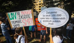 Proti odstrelu zveri: protestniki ministrico Pivčevo pozvali k odstopu #foto