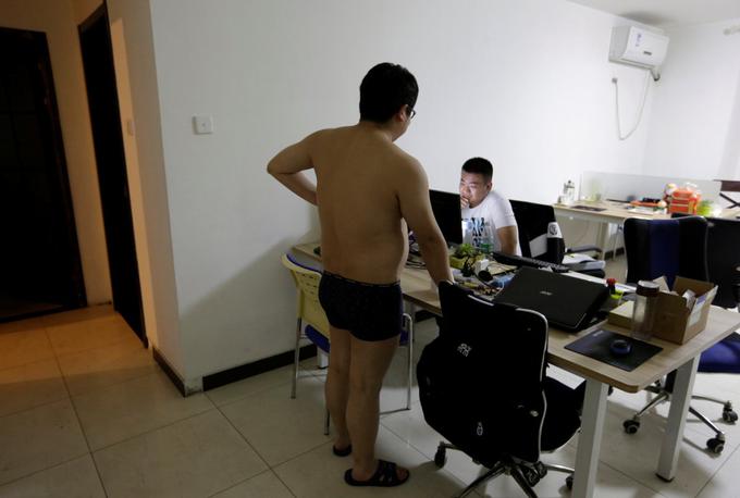 Nekateri uslužbenci svojega stanovanja ne vidijo več dni. V pisarni med drugim tudi skrbijo za osebno higieno in se preoblačijo. | Foto: Reuters