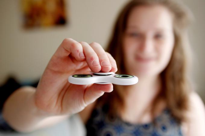  Otrok (in tudi odraslih), ki so si v zadnjih mesecih kupili fidget spinnerje, je po vsem svetu na milijone. | Foto: Reuters