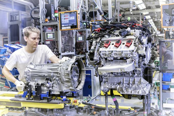 Poleg razvoja elektromobilnosti pri Volkswagnu pravijo, da se bodo vzporedno še vedno ukvarjali z razvojem učinkovitih motorjev z notranjim izgorevanjem, ki bodo še dolgo imeli glavno vlogo, kot pravijo. Ti učinkovitejši motorji bodo poganjali 60 novih avtomobilskih modelov. Prve bo koncern začel prodajati letos. | Foto: Volkswagen