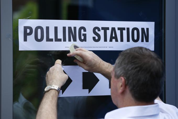 Še zadnje priprave pred odprtjem volišč. | Foto: Reuters
