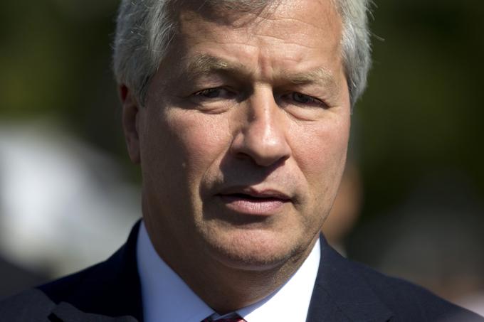 Jamie Dimon je med drugim nekoč rekel, da bo osebno odpustil vsakega uslužbenca, ki se bo ukvarjal s kriptovalutami, saj so "proti pravilom banke JPMorgan Chase in neumne".   | Foto: Reuters