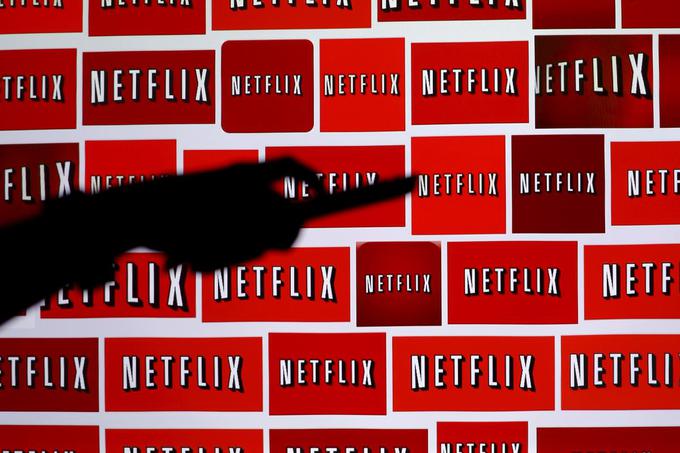 Tedenske naročnine uporabnikom (predvsem rednim) niso preveč zanimive, a jim bodo, kot menijo pri Netflixu, zagotavljale večjo prožnost, če nočejo ves mesec uporabljati storitve, temveč jih le občasno zanima kakšna vsebina, ki se pojavi v Netflixovi ponudbi. | Foto: Reuters