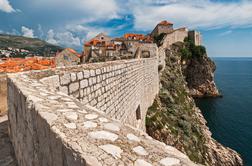 Dvaindvajsetletnik, ki je moškega potisnil z zidu v Dubrovniku, obtožen poskusa uboja