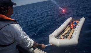 Na morju pred Lampeduso rešili 67 ljudi, ki so obtičali na lesenem čolnu s pokvarjenim motorjem