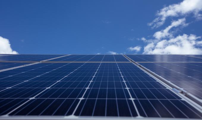 Po napovedih Mednarodne agencije za energijo (IEA) bodo sončne elektrarne do leta 2025 predstavljale 60 odstotkov vseh novih zmogljivosti za energijo iz obnovljivih virov. Največ potenciala za trajnostni energetski prehod je prav na področju fotovoltaike.  | Foto: Petrol