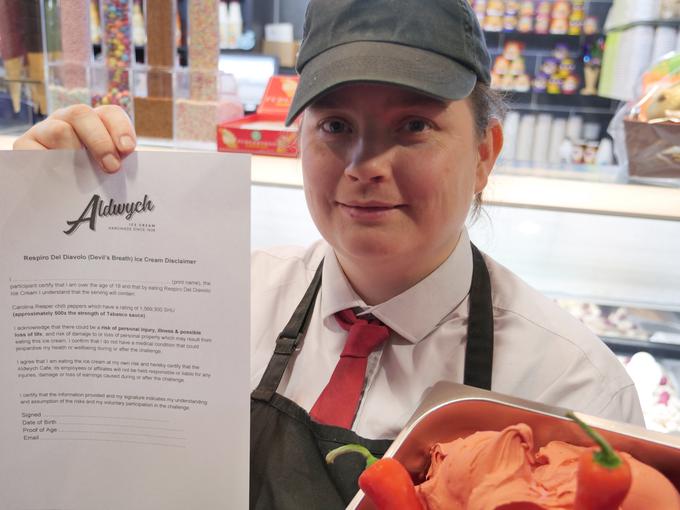 Stranke morajo pred nakupom podpisati izjavo, da same sprejemajo odgovornost za morebitne nevšečnosti, ki bi jih lahko povzročil pekoči sladoled. | Foto: Cover Images