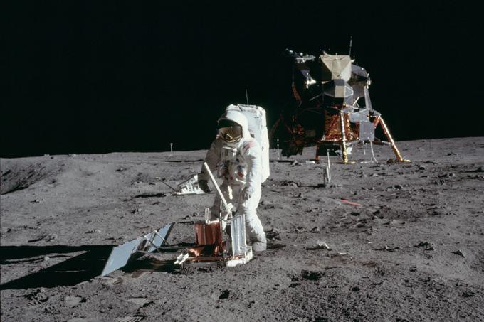 Vsi vzorci kamenja z Lune, ki so jih na Zemljo prinesli astronavti, sodelujočih v misijah Apollo, so trajna last vlade Združenih držav Amerike. Ameriški astronavti so za zdaj sicer tudi edini, ki so pristali na Luni. Na fotografiji Edwin Aldrin Jr., bolj znan kot Buzz Aldrin, drugi človek, ki je hodil po Luni, med preučevanjem površja Zemljinega naravnega satelita. | Foto: Reuters