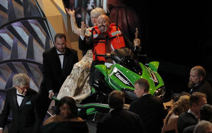 Srečni dobitnik z jet skijem in Helen Mirren na zadnjem sedežu | Foto: Reuters