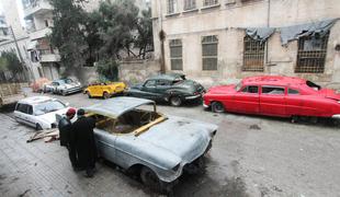 Sirija, sredi vojne, sredi ceste: zbirko starodobnikov varuje – puran!