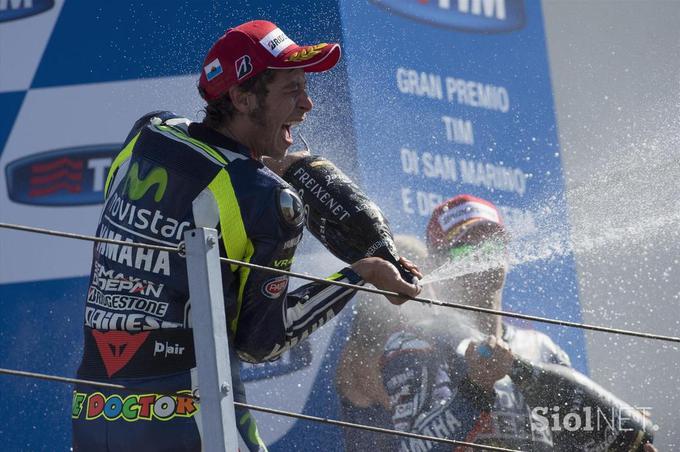 Italijanski zvezdnik motociklizma Valentino Rossi in njegovo proslavljanje. | Foto: Reuters