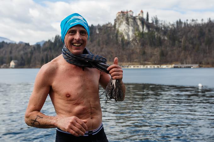Med rednimi udeleženci blejskega zimsko-plavalnega izziva so tudi člani plavalnega kluba Bobri iz Vrbe na avstrijskem Koroškem, ki organizirajo novoletni skok v jezero, sicer pa se jim pri tem lahko pridružite vse leto. Jezero okušajo vsako nedeljo od 10. do 11. ure (dobivajo se pred hotelom Schloss), je povedal njihov vodja Werner Uran. Plavajo iz zdravstvenih razlogov, vse skupaj pa jemljejo predvsem kot druženje in zabavo, ki se ji posvečajo vse leto. Skupino so organizirali po enem od zimskih plavanj na Bledu, kamor jih je povabil župan Janez Fajfar. | Foto: Grega Valančič/Sportida