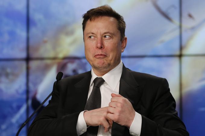 Skeptikov, ki dvomijo, da bo Elon Musk z Neuralinkom izpolnil visokoleteče napovedi o telepatskem komuniciranju in shranjevanju spominov, ni malo. Toda ne gre pozabiti, da je bilo veliko tudi tistih, ki so dvomili o podjetjih Tesla in SpaceX, pa je Musku s prvim uspelo revolucionizirati področje električnih avtomobilov, z drugim pa polete v vesolje.  | Foto: Reuters