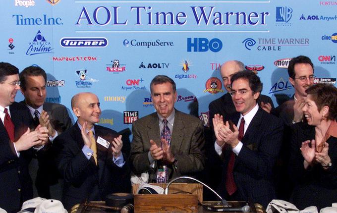 Tudi to je bil eden od razlogov, da se je AOL v največjem tehnološkem prevzemu vseh časov leta 2000 združil z ameriškim medijskim gigantom Time Warner. To se je takrat zdela dobra ideja, a se je prevzem kasneje izkazal za katastrofo. Združeno podjetje AOL Time Warner je nekaj časa imelo rekord za največjo letno izgubo v zgodovini (2002, 99 milijard dolarjev), cena delnic podjetja AOL pa je v enem letu po prevzemu padla za več kot desetkrat.  | Foto: Reuters
