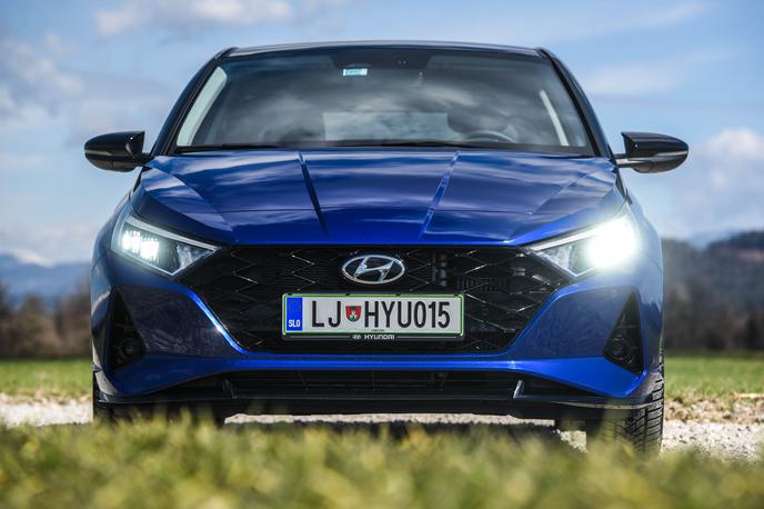 Hyundai i20 | Maska je na dotik razpotegnjena do žarometov s tehnologijo LED. Zasenčenje je avtomatsko, osvetljevanje ovinkov pravočasno in učinkovito. | Foto Gašper Pirman