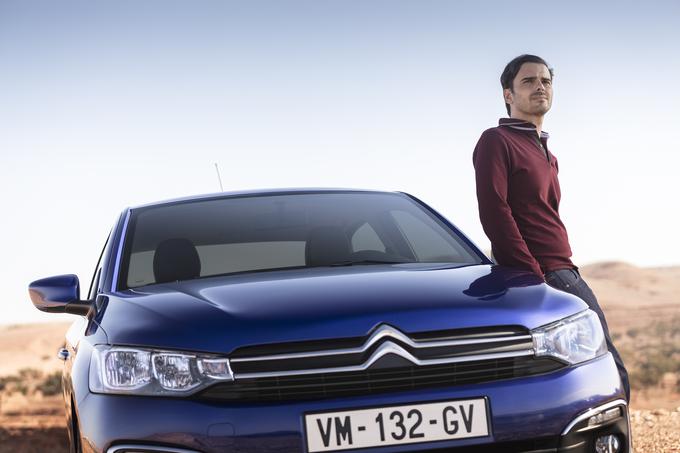 Oblikovalci so največ pozornosti posvetili sprednjemu delu – maska je nova, enako velja za žaromete, spremenjena je tudi vsebina zadnjih luči, pri katerih so se Francozi poslužili vse bolj priljubljenega 3D učinka. Celoten paket deluje za stopnjo elegantnejše, piko na i pa Citroën dodaja z novimi platišči, in dvema novima barvama. | Foto: Citroën